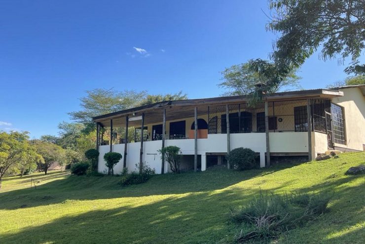 4bedroom House + Guest Cottage bordering Arusha N.P