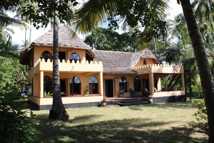 4 Bedroom Property on the beach